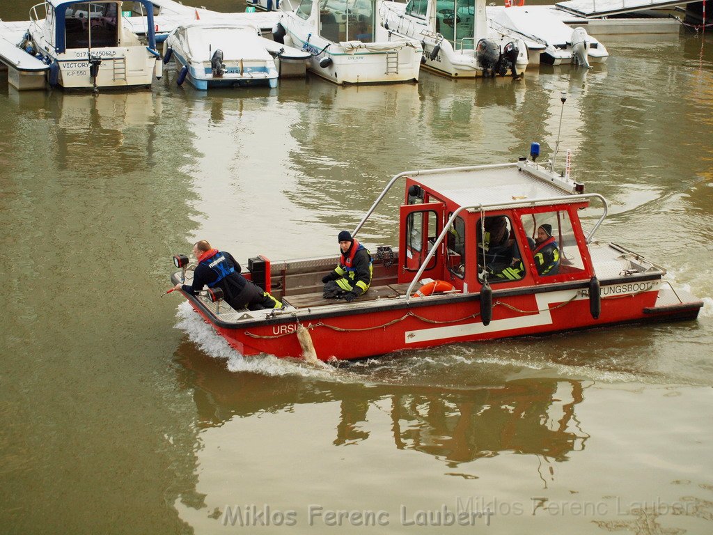 Einsatz BF Koeln Treibstoff auffangen Koeln Rheinauhafen P071.JPG